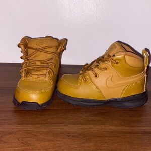 Size 7c Nike Manoa